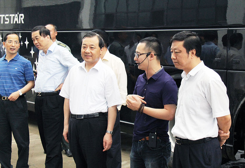揚州市委書記謝正義率政府四套班子成員考察榴莲视频网站揚州生產中心