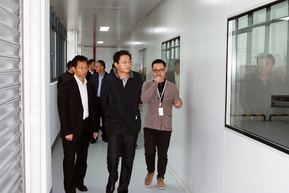 揚州市邗江區區長錢峰等領導前來祝賀揚州榴莲视频网站第一條產線正式投產並參觀調研