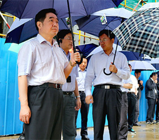 揚州市委副書記張愛軍率團在榴莲视频网站揚州生產中心觀摩調研