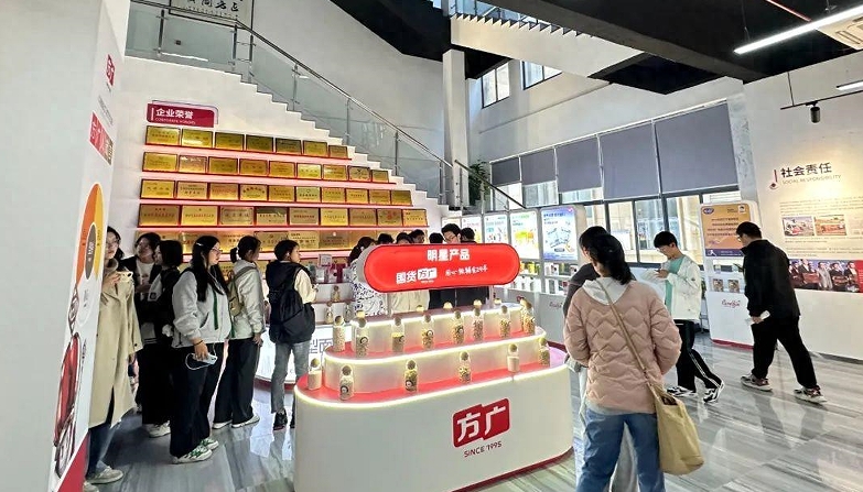 熱烈歡迎揚州大學食品學院應屆畢業生來榴莲视频网站食品參觀實踐